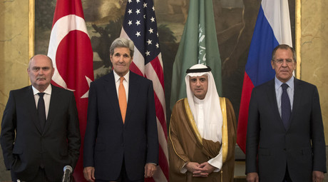 Turkish Foreign Minister Feridun Sinirlioglu (L), U.S. Secretary of State John Kerry (2nd L), Saudi Foreign Minister Adel al-Jubeir (3rd L) and Russian Foreign Minister Sergey Lavrov pose during a photo opportunity before a meeting in Vienna, October 23, 2015. © Carlo Allegri