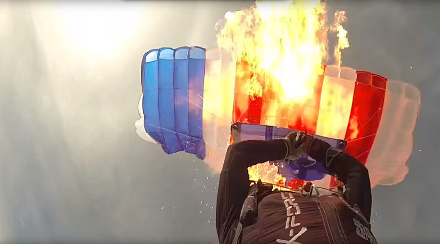 Arizona skydiver burns chute to show why spare is needed (VIDEO)