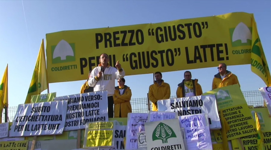 Italian farmers besiege dairy corp with cows & tractors (VIDEO, PHOTOS)