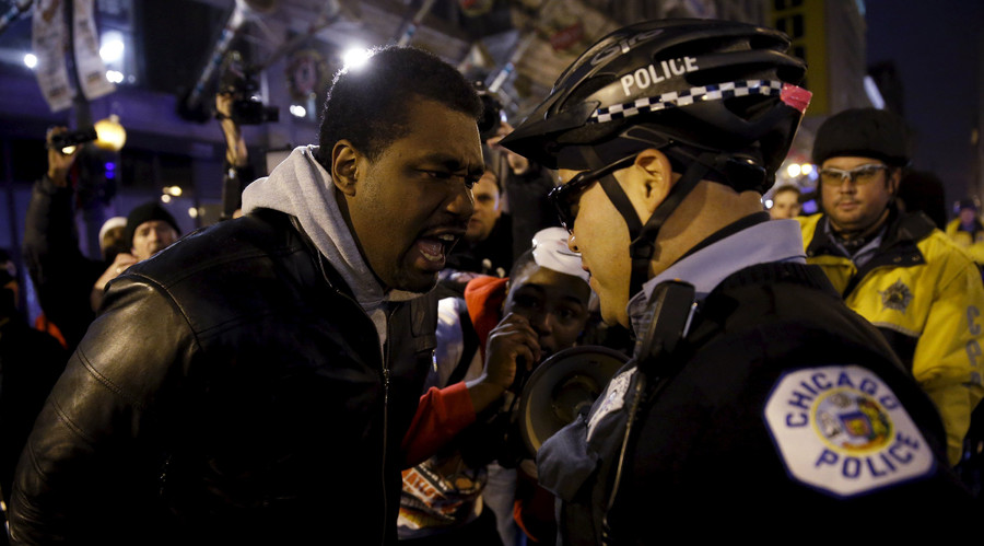 Crowds rally in Chicago protesting #LaquanMcDonald case