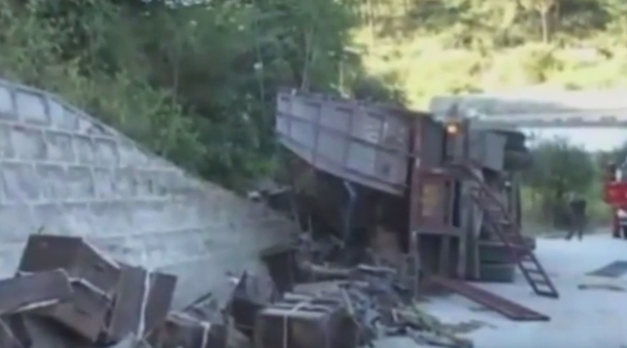 2 million bees escape crashed vehicle, paralyze busy Chinese highway (VIDEO)