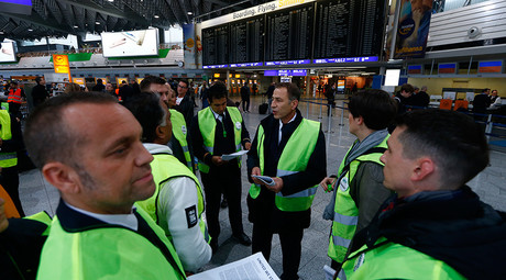 Members of cabin crew union UFO stand during a strike in Frankfurt airport, Germany, November 6, 2015 © Ralph Orlowski