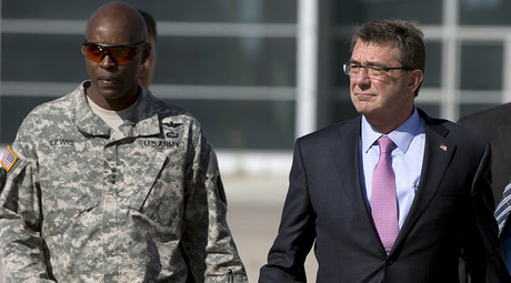 U.S. Defense Secretary Ash Carter and U.S. Army Lt. Gen. Ron Lewis © Carolyn Kaster
