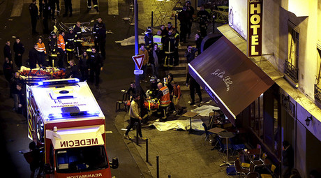 General view of the scene with rescue service personnel working near covered bodies outside a restaurant following shooting incidents in Paris, France, November 13, 2015. © Philippe Wojazer
