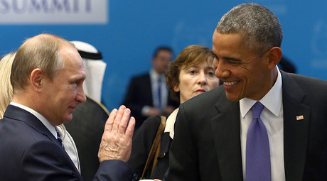 U.S. President Barack Obama (R) chats with Russia's President Vladimir Putin © Kayhan Ozer