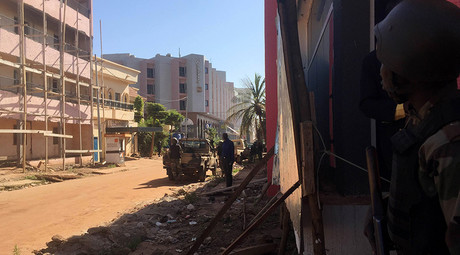 Malian troops take position outside the Radisson Blu hotel in Bamako on November 20, 2015 © Sebastien Rieussec