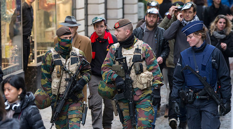 Belgian soldiers and police patrol on Brussels Grand Place © Yves Herman