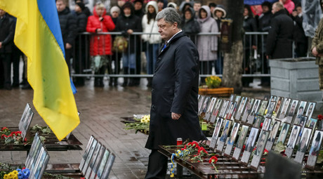 Ukraine's President Petro Poroshenko takes part in a commemoration ceremony at the site where anti-Yanukovich protesters were killed during clashes in Kiev, Ukraine, November 21, 2015. © Gleb Garanich