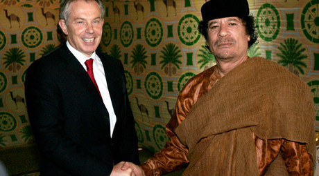 Tony Blair (L) shakes hands with Muammar Gaddafi © Leon Neal