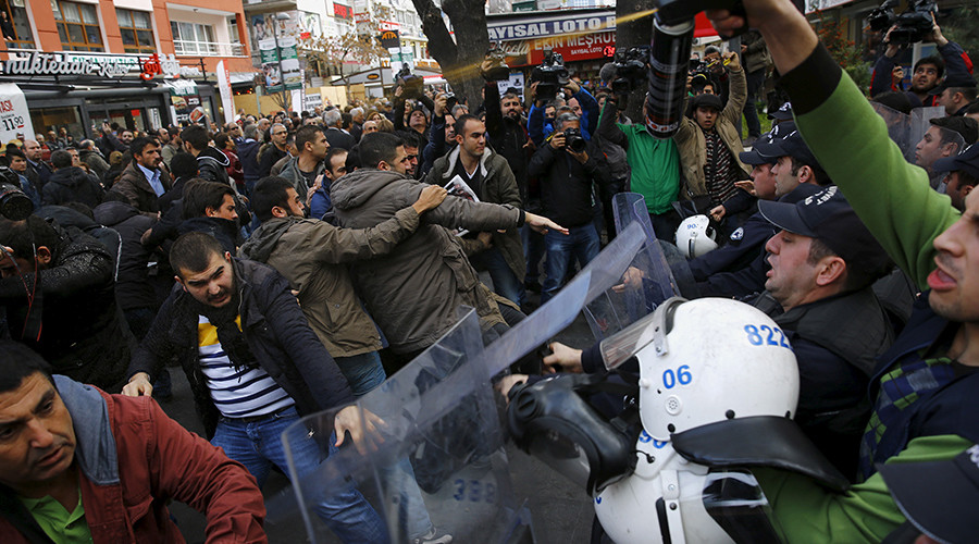 Turkish weapons ‘heading to end in ISIS hands’: RT speaks to Cumhuriyet journalists