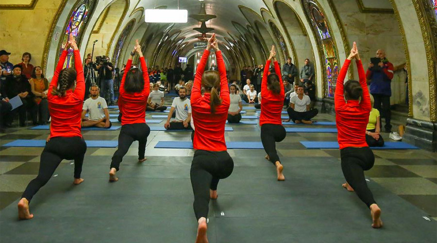 Muscovites indulge in some late-night yoga down in the metro (PHOTOS)