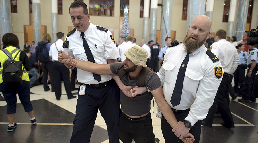 Green protesters dragged out of Aussie parliament (PHOTOS)