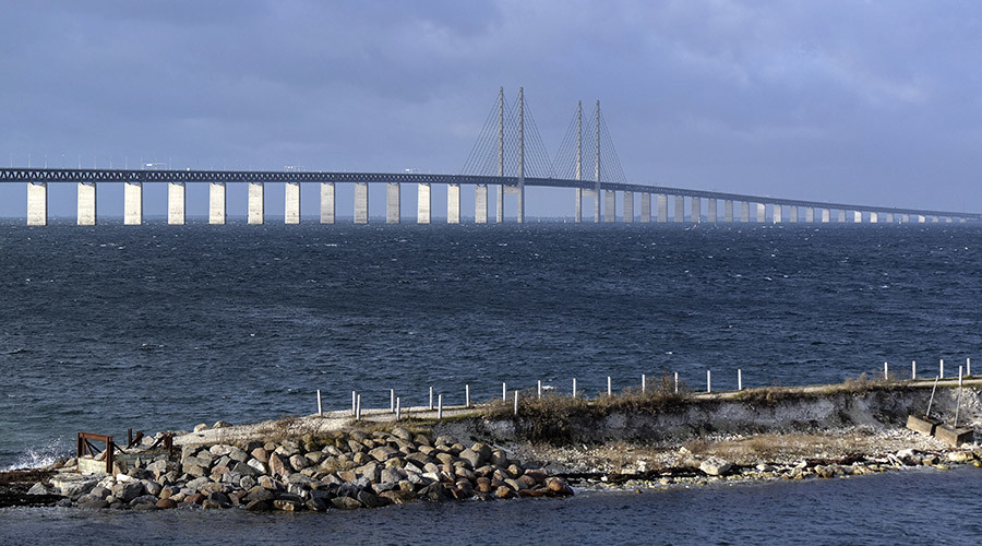 Sweden mulls shutting bridge to Denmark amid refugee crisis