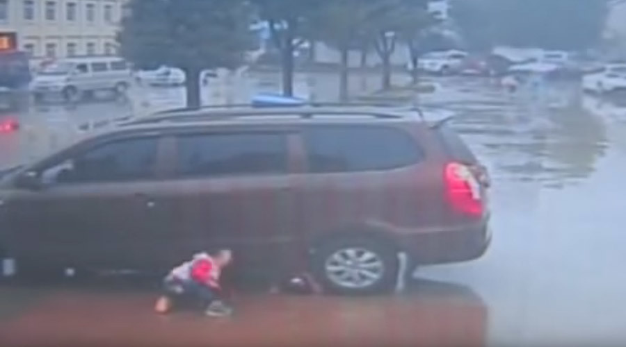 Close call: Two Chinese toddlers survive being run over by a car (VIDEO)