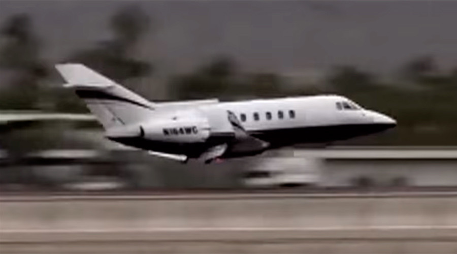 Plane makes emergency landing in California with no wheels (VIDEO)