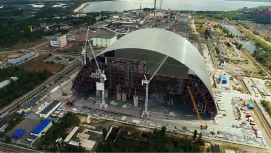 Drone footage shows giant sarcophagus under construction in Chernobyl (VIDEO)