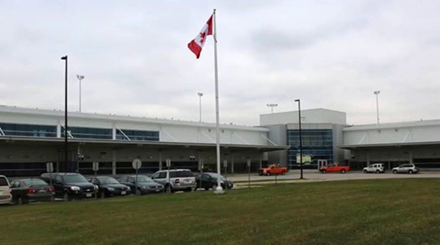 Canadian welcome: Warm greetings for refugees at airports