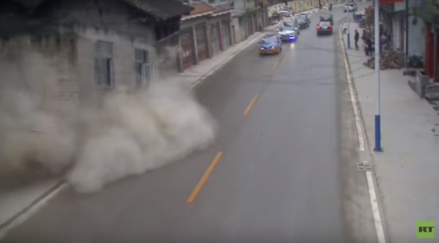 Two houses collapse on busy road after landslide in China (VIDEO)