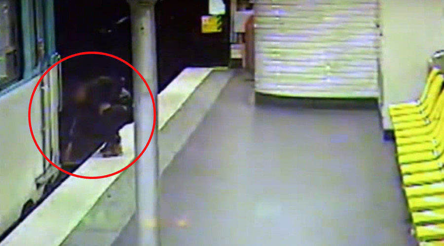 Pickpocket... Hero: Thief saves sleepwalker from metro tracks after robbing him (VIDEO)