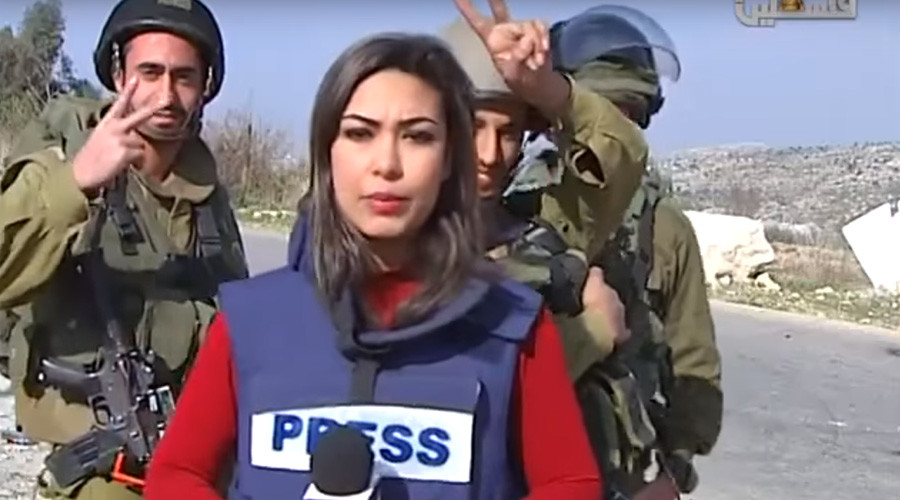 IDF soldiers mock & disrupt Palestinian reporter blasting 'Israel’s racist policy' (VIDEO)