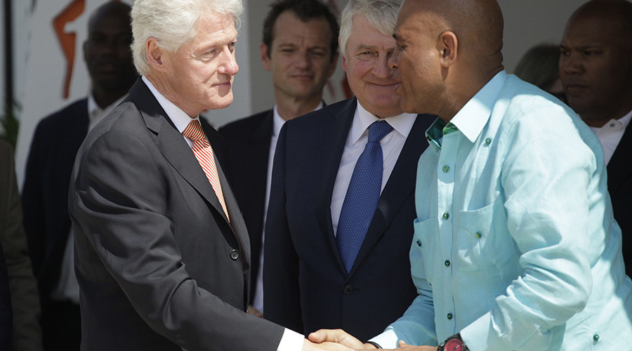 Former U.S. President Bill Clinton (L) shakes hands with Haiti's President Michel Martelly © Andres Martinez Casares