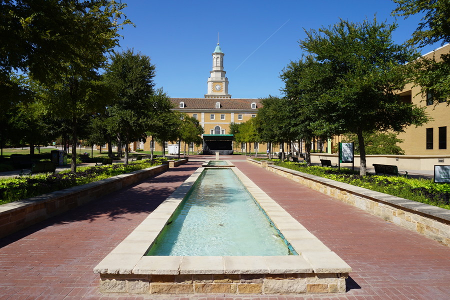 North Texas student with an axe shot and killed by police