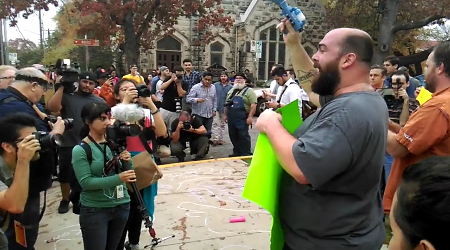 ‘Mass farting’ demonstration trolls pro-gun group