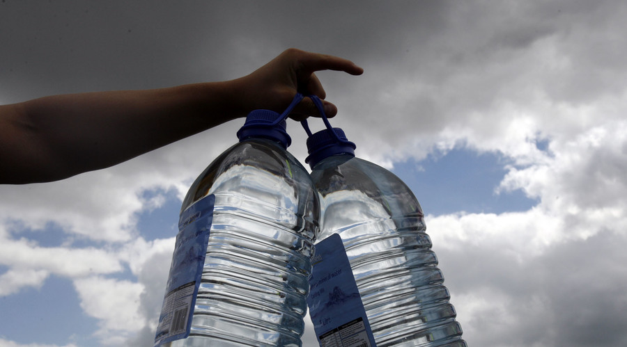 Flint mayor declares emergency over lead water crisis, FEMA delivers 28,000 liters of H20