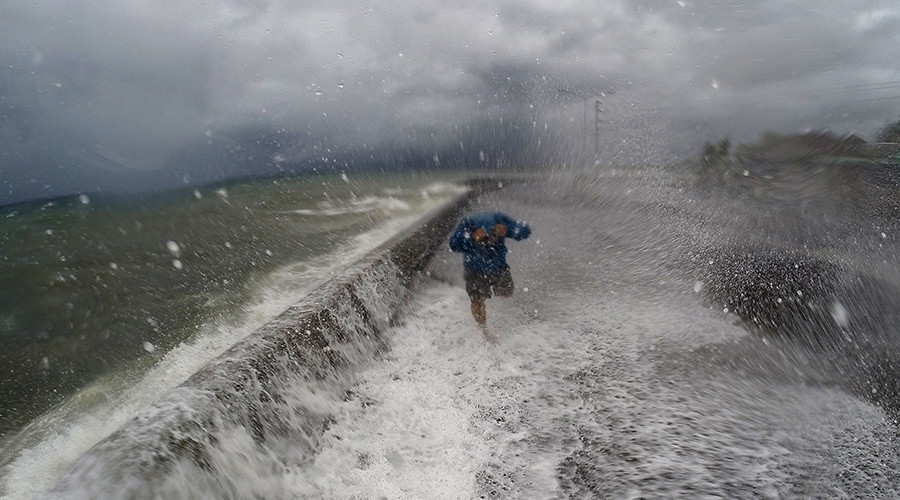 At least 13 killed, thousands flee as typhoon Melor strikes Philippines (VIDEOS)