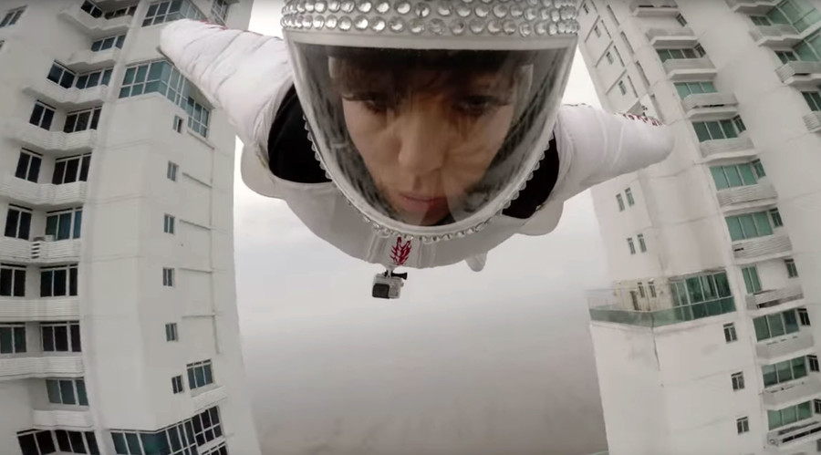 Birdwoman? Italian wingsuit jumper flies between 2 buildings in Panama (VIDEO)