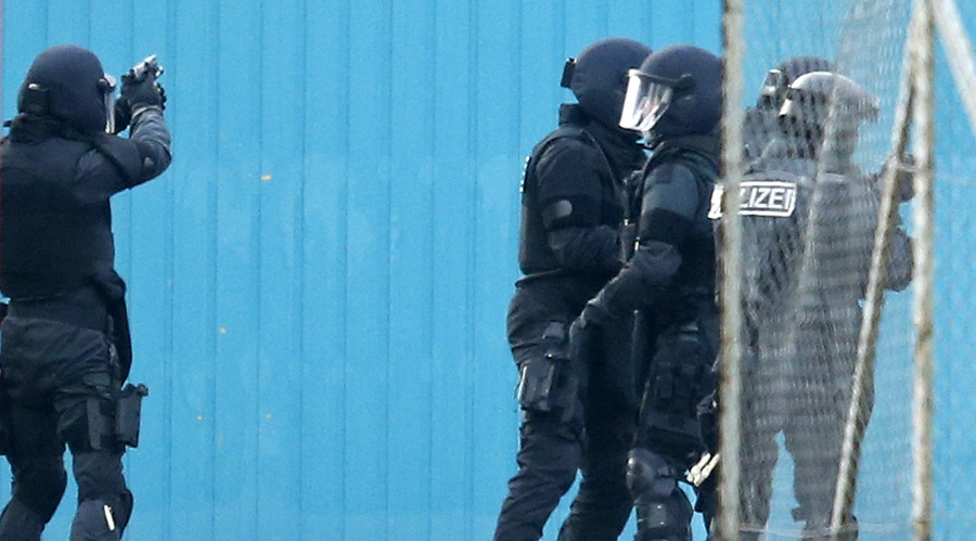 ‘Go ahead, shoot us!’ Anti-refugee Germans clash with police in Freiburg (VIDEO)
