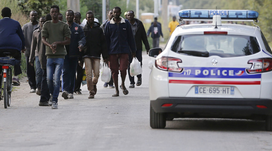 Calais: Hundreds of migrants attempt to storm Channel Tunnel (VIDEO)