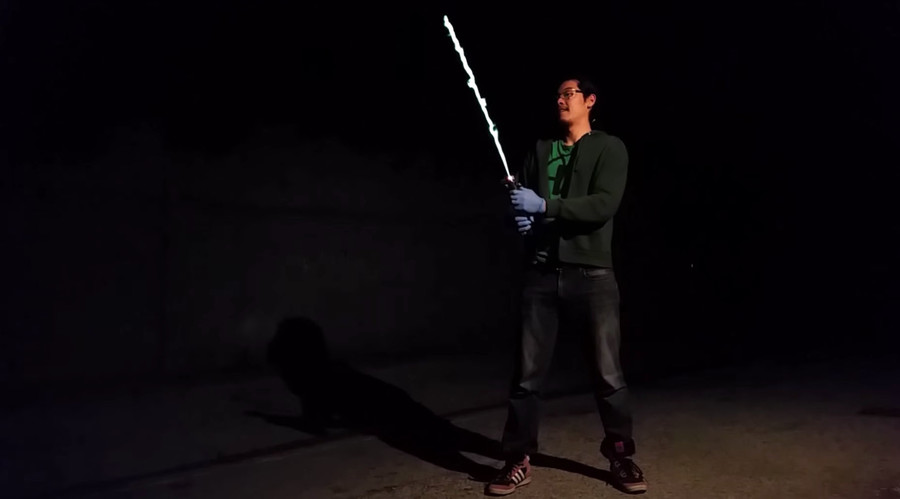Real lightsabers: Careful not to singe your eyebrows (video)