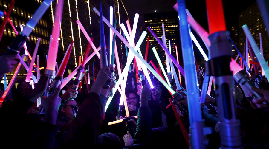 Lightsaber wars: Force Awakens fans hope to smash record for mass battle (VIDEOS)