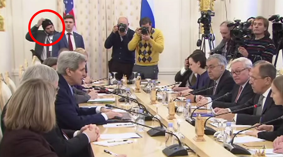 Lavrov-Kerry meeting gives people giggles, as security detail caught wearing winter hat (VIDEO)