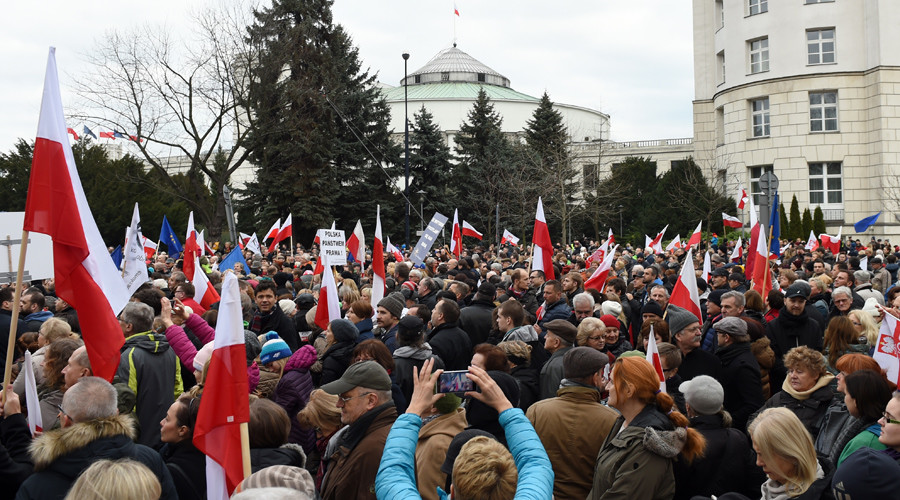 Anti-govt rallies draw thousands across Poland (PHOTOS, VIDEO)