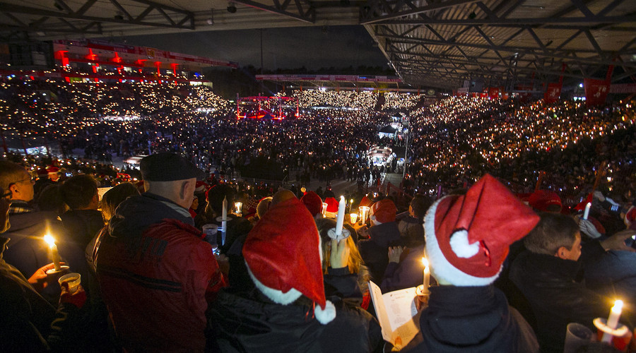 30,000 football fans sing Christmas carols in Berlin (VIDEO)