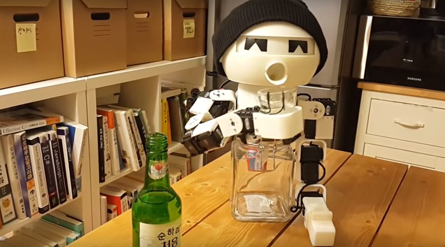 Lonely this holiday? World’s first robot drinking buddy to the rescue (VIDEO)