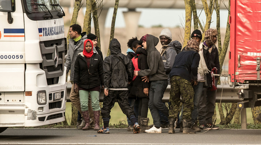 Hundreds of migrants try to storm Eurotunnel on Christmas Day