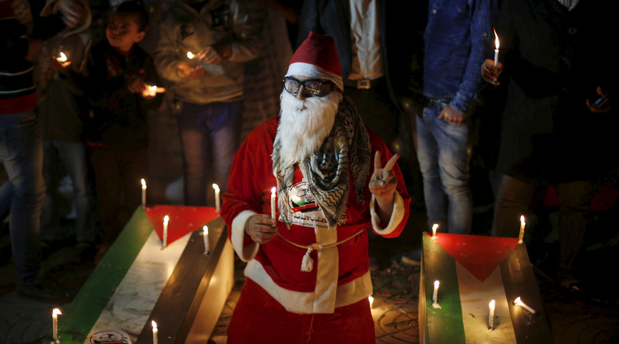 Santa lights Tree of Martyrs in Gaza (VIDEO)
