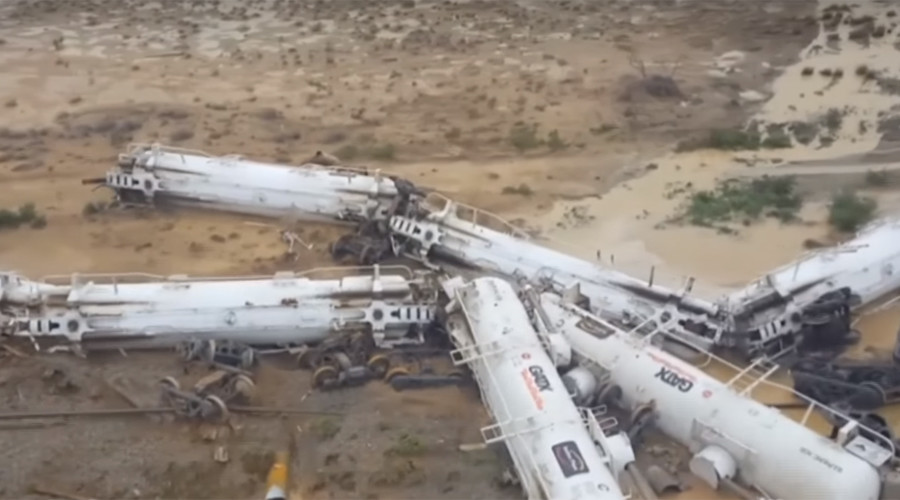 Train with 200,000 liters of sulphuric acid derails in Australia (PHOTOS)