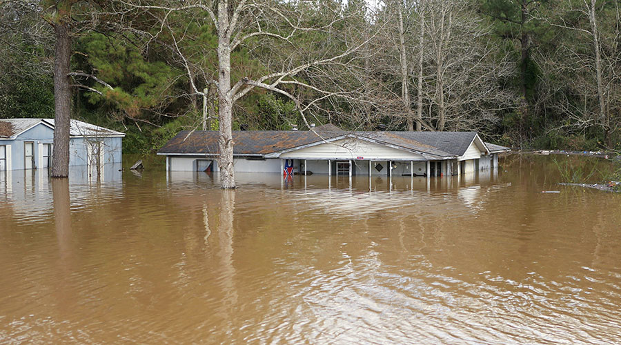 Christmas weather apocalypse kills at least 43 over weekend (VIDEOS)