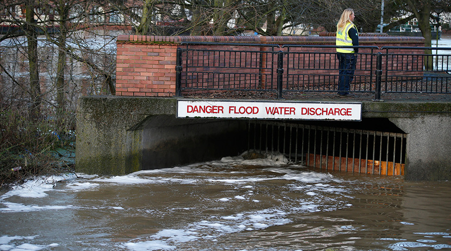 Gas main explodes in Manchester amid flooding (VIDEO)