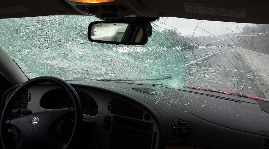 Driver calmly survives smashed windshield (VIDEO)
