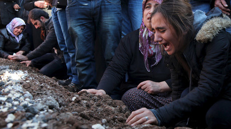 Relatives of Siyar Salman mourn over his grave during a funeral ceremony in the Kurdish dominated southeastern city of Diyarbakir, Turkey © Sertac Kayar 