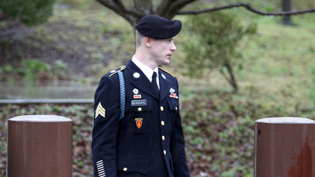 U.S. Army Sergeant Bowe Bergdahl leaves the courthouse after an arraignment hearing for his court-martial in Fort Bragg, North Carolina, December 22, 2015. © Jonathan Drake