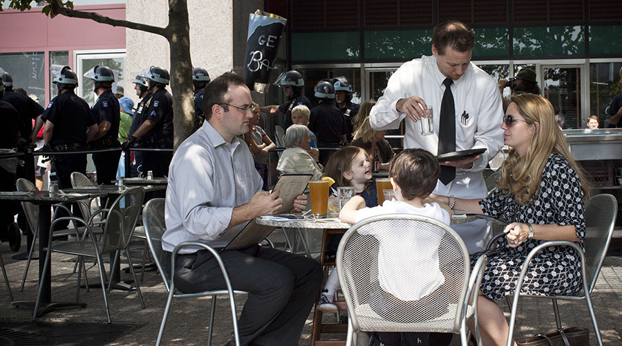Diners order more food if waiter is overweight – study