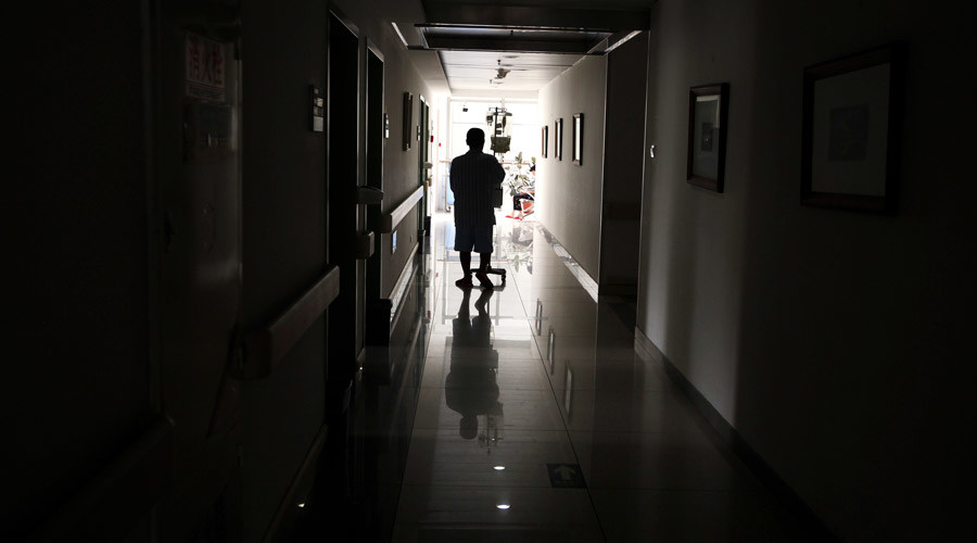 Demolition team dismantle Chinese hospital with patients & doctors inside