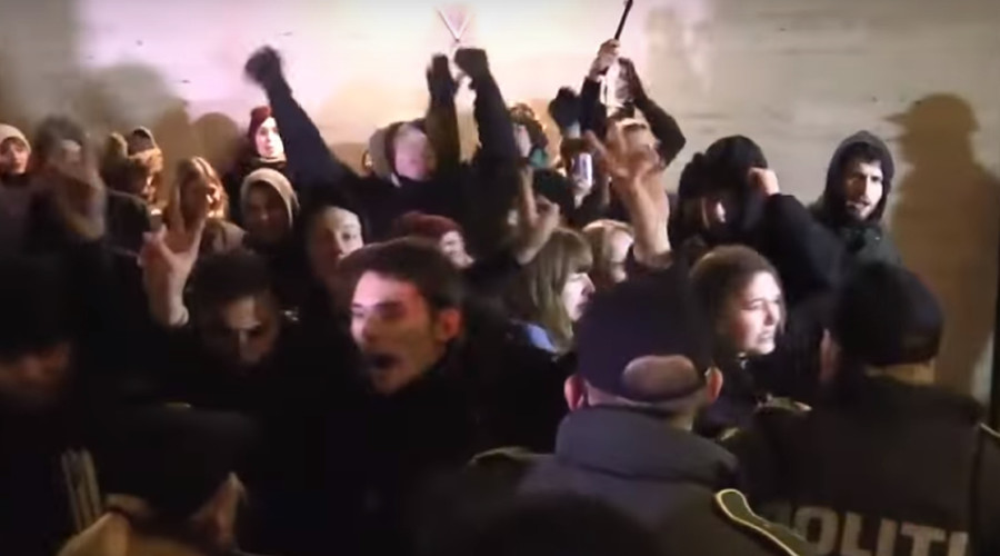 Hundreds of angry commuters clash with police over Denmark-Sweden border control (VIDEO)
