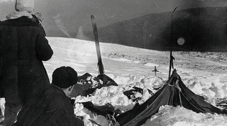 A view of the tent as the rescuers found it on February 26, 1959. © Wikipedia